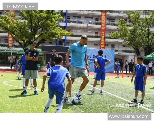 足球球星暖心举动亲手送球衣点燃球迷激情温情时刻引发热议